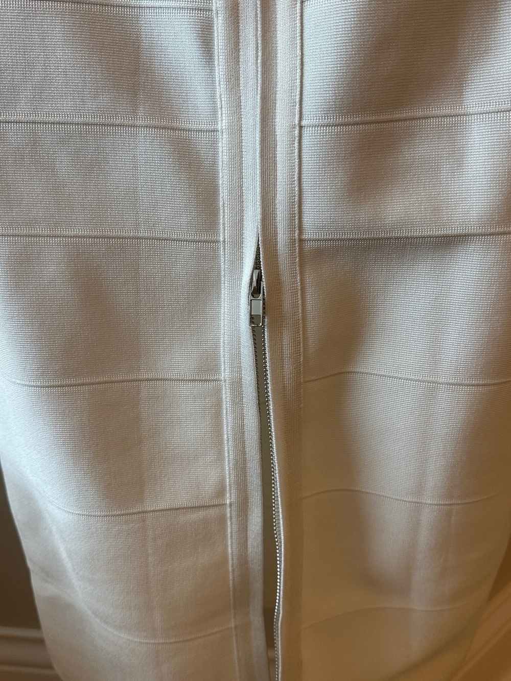 Herve Leger Elegant White V-Neck Sleeveless Dress - Picture 7 of 8